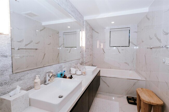 Building Photo - 3040 N Ocean Blvd