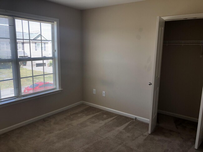 Building Photo - 12 Loyalist Rd