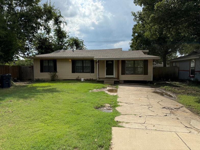 Primary Photo - 727 Circle Dr