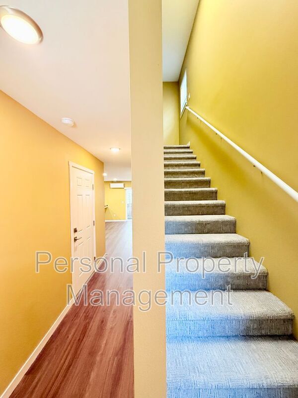 Building Photo - 5711 NE 74th Ct