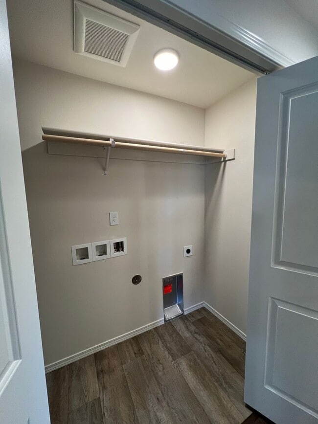 Building Photo - Move in special!