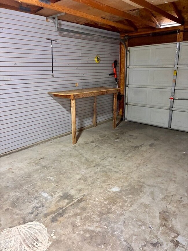 Building Photo - Charming 3-Bedroom Single-Level Home with Spacious Yard!