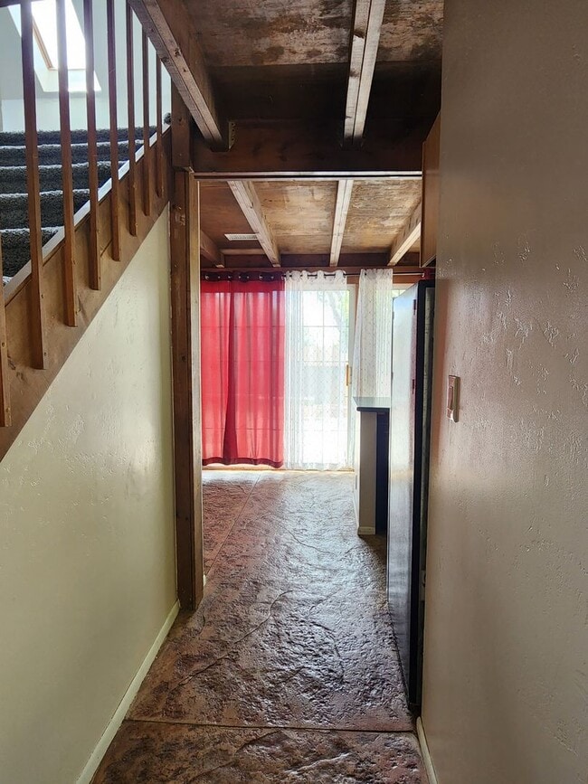 Building Photo - 2 Bedroom Home Located in Bloomfield