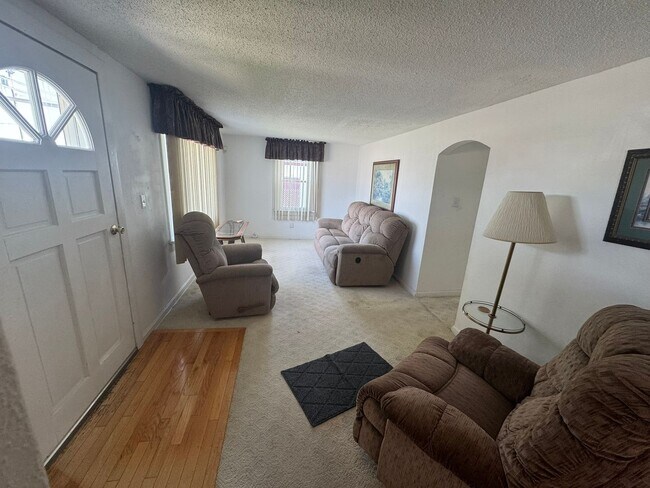Building Photo - Cozy 2 Bedroom 1 Bath Home