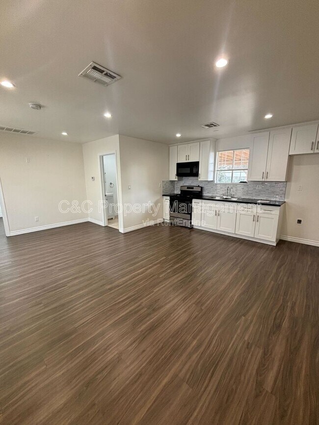 Building Photo - 7053 Lindley Ave