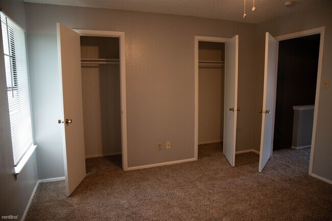 Building Photo - 2 br, 1 bath Townhome - 5803 Shadydell Dr