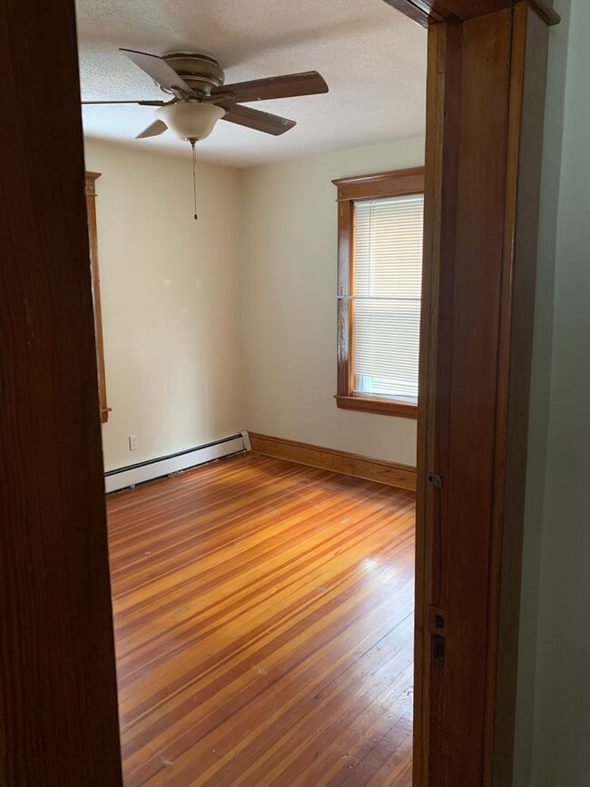 Building Photo - Large three bedroom