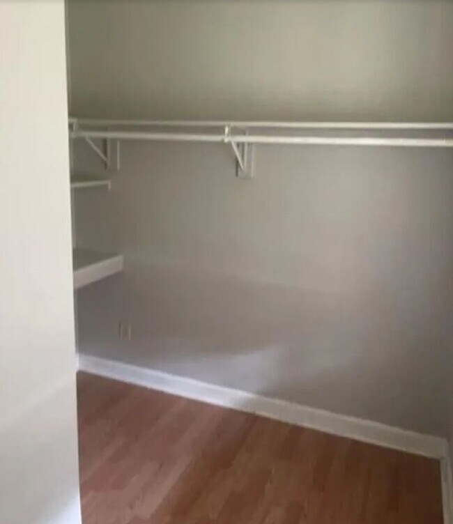 Building Photo - Beautiful, updated duplex in great area! Close to I-26 and I-20, Harbison shopping, dining, hospi...