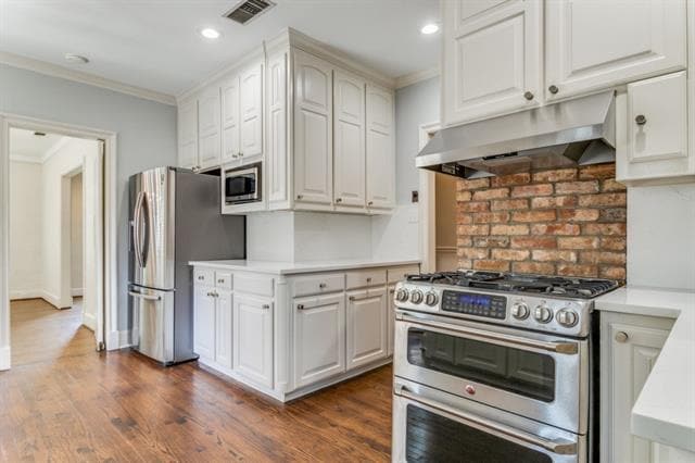 Building Photo - 4541 N Versailles Ave