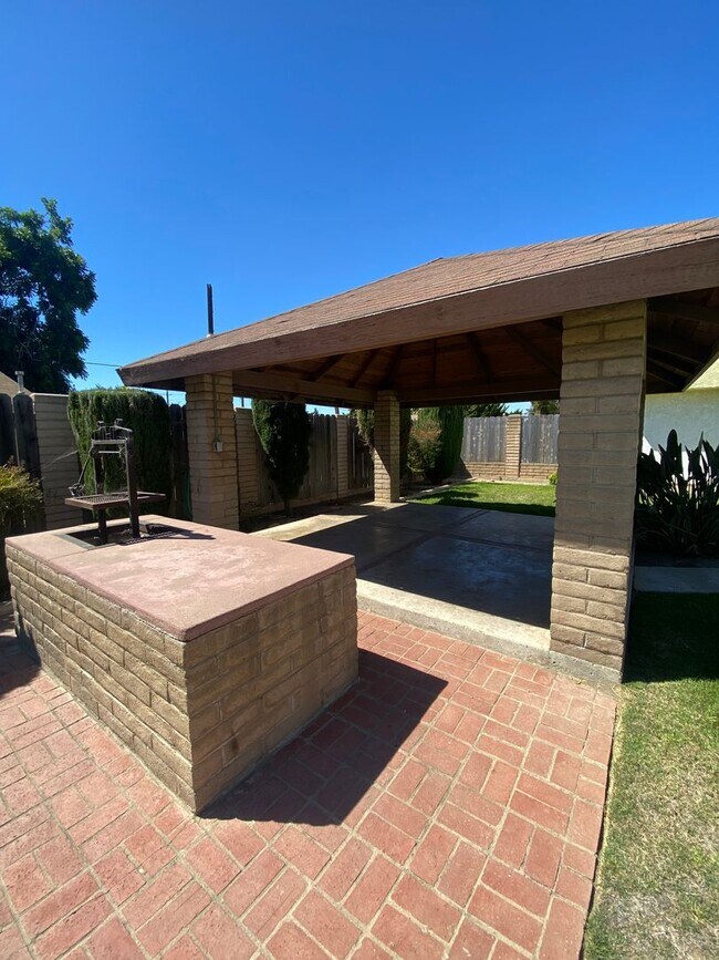 Building Photo - Large Centrally Located Two Story Condo wi...