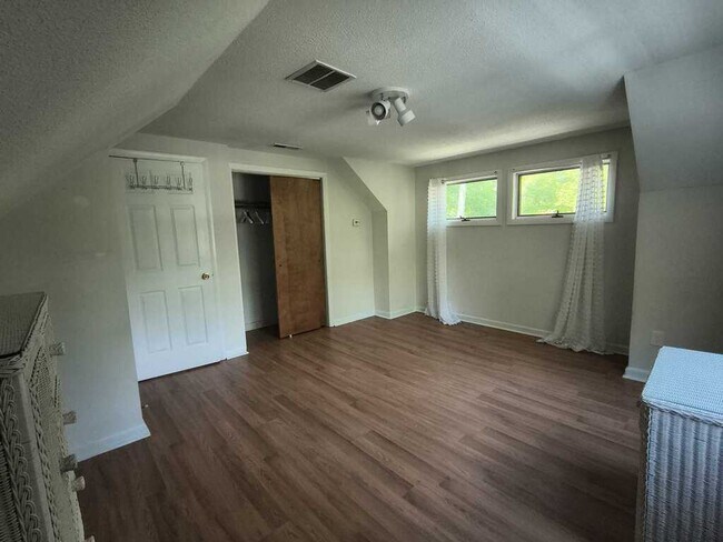 Building Photo - 421 E Hyerdale Dr