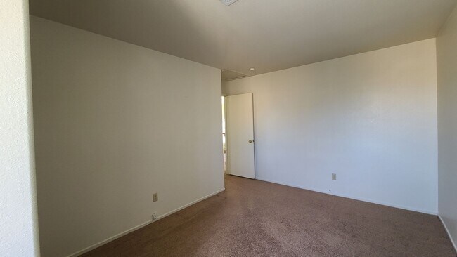 Building Photo - 2 Story home with 4 Bedrooms