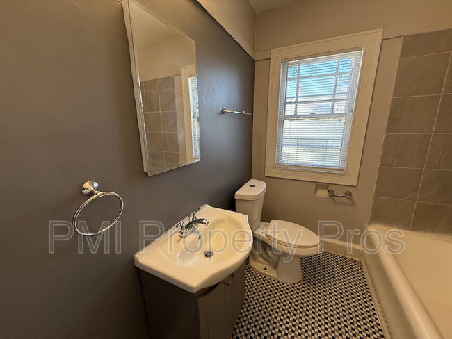 Building Photo - 4043 N 24th Pl