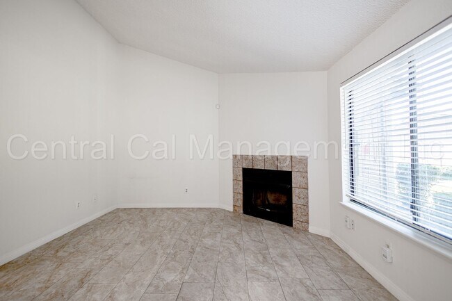 Building Photo - 2 Bedroom/2 Bath Condo - $1495 per Month!