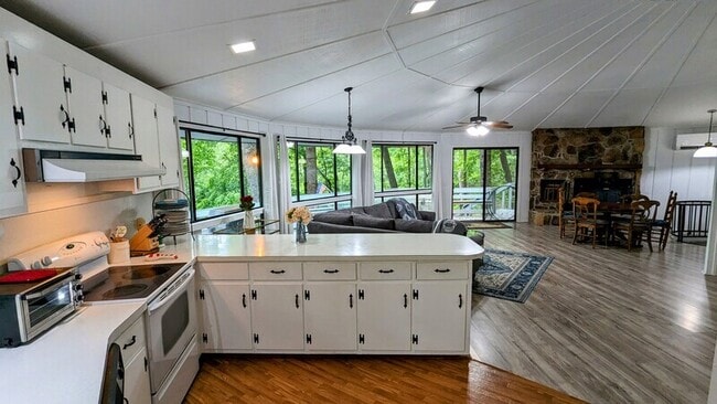 Building Photo - 828 Little Pine Mountain Rd