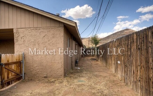 Building Photo - 3Bed/1Bath House at 15TH/Peoria! $399 MOVE...