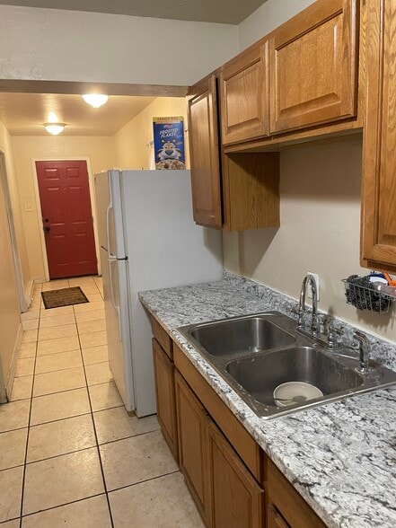 kitchen sink - 1995 Kingston St