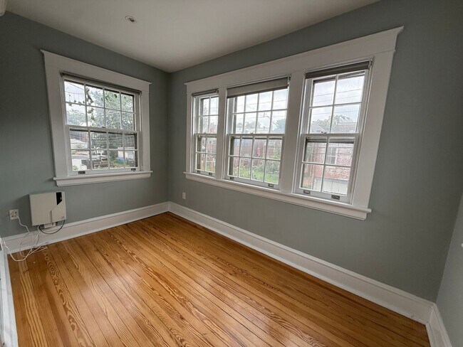 Building Photo - 139 S Colonial Ave