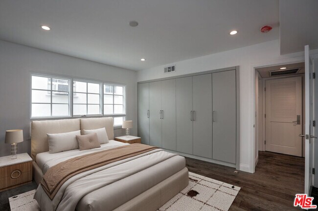 Building Photo - 1105 Alta Loma Rd