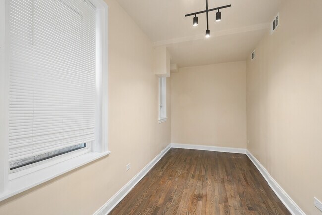 Building Photo - 2144 N Bell Ave