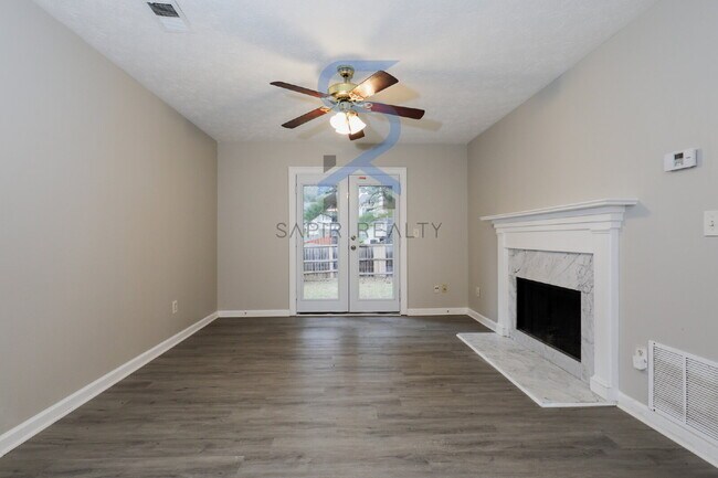 Building Photo - Move in before October 15th and get $100 O...