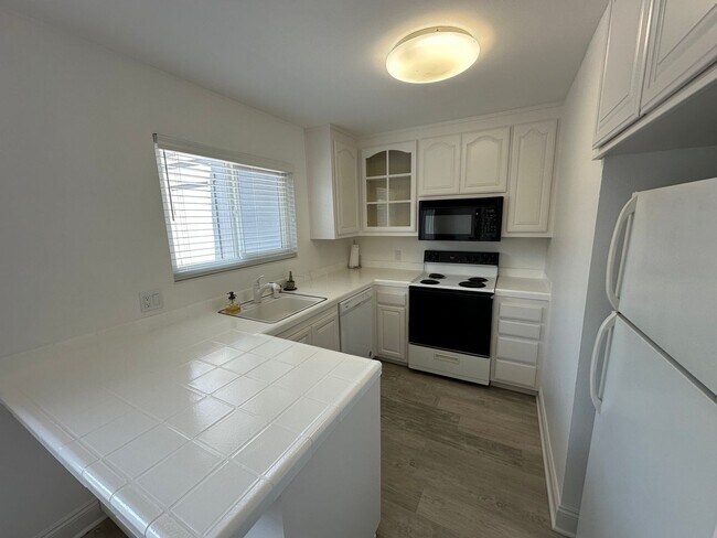 Building Photo - 3 Bed 1.5 Bath Townhome In Walnut Creek W/...