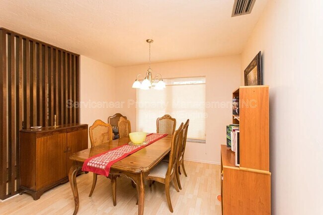 Building Photo - 423 Whispering Oaks Ct