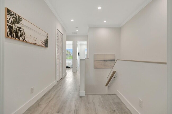 Building Photo - 4662 SE Manatee Way