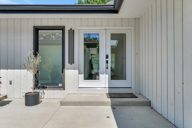 Building Photo - 102 Greencroft Dr