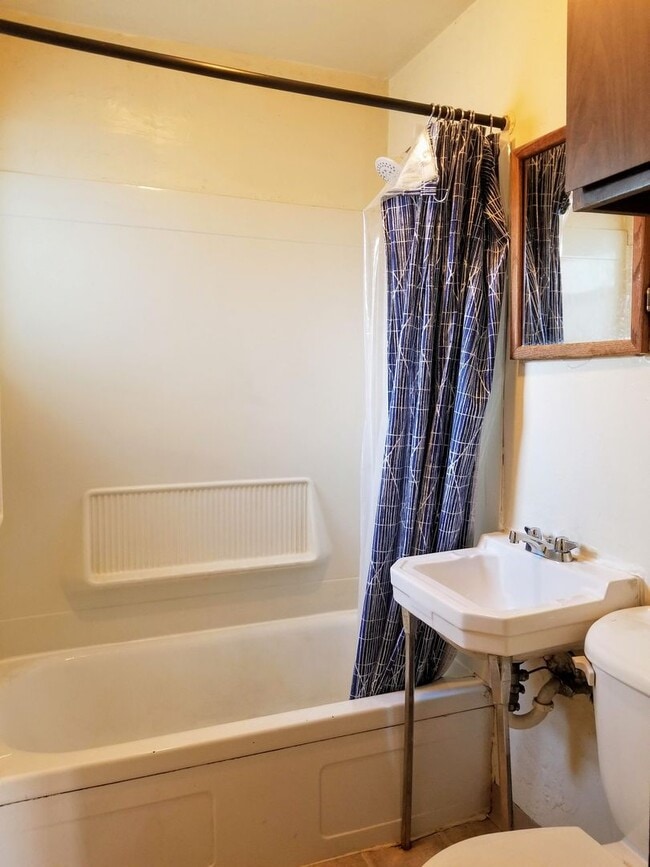 Building Photo - Cozy One Bedroom Apartment! Great Oakland ...