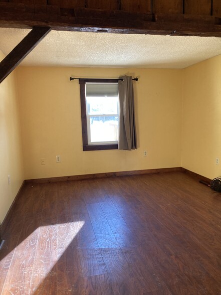 Building Photo - 881 Main St