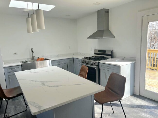 Building Photo - 717 E Clarendon Dr