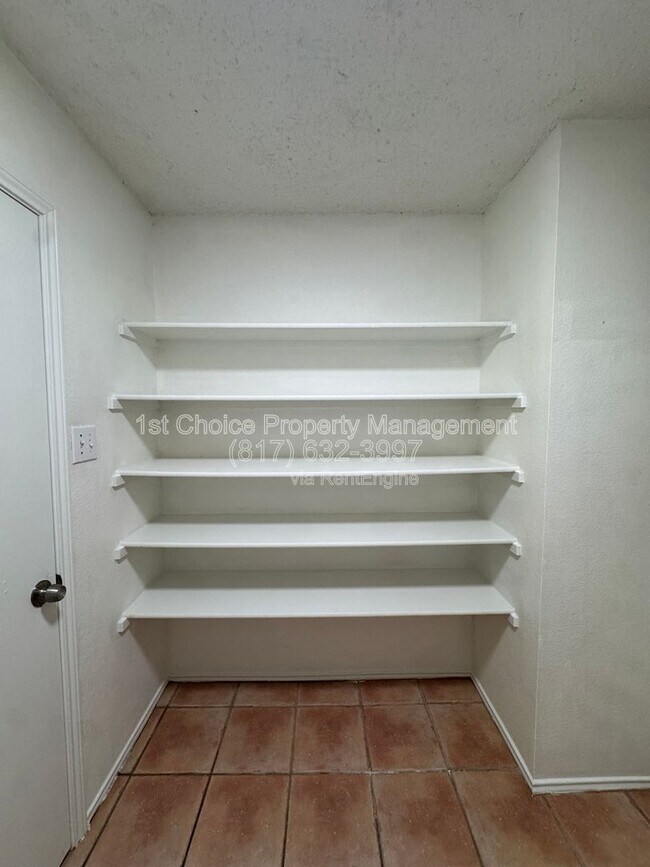 Building Photo - 304 E Clover Park Dr