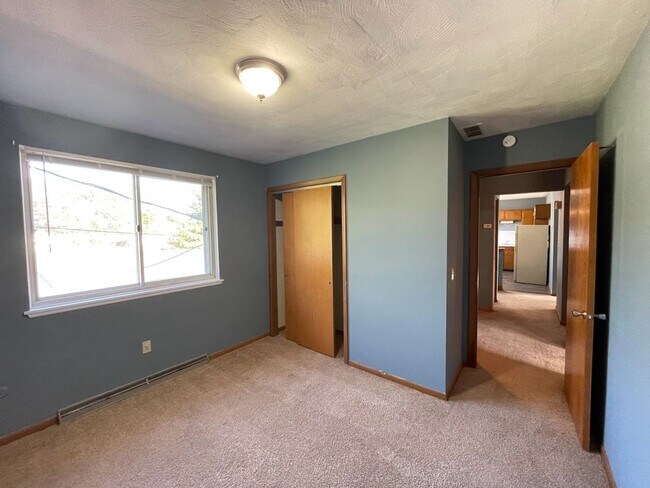 Building Photo - Two bedroom one bathroom apartment for rent