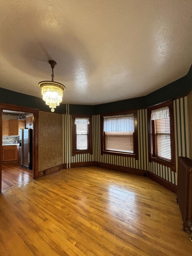 Building Photo - Make This House Your Home—Deposit Moves Yo...