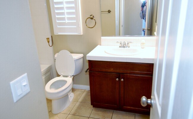 Building Photo - Upgraded 2 bedroom/ 2 bath in the heart of...