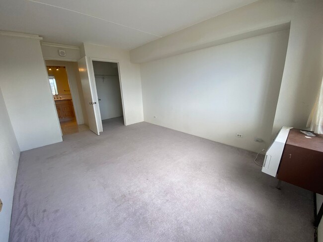 Building Photo - Breezy 1 bed, 1 bath, 1 parking unit with ...