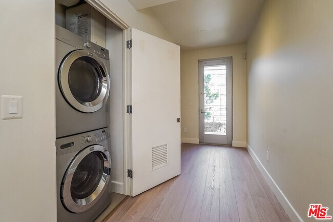 Building Photo - 1250 N Harper Ave