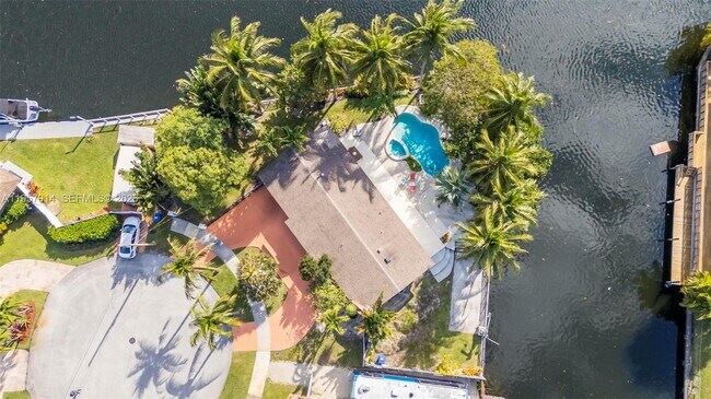 Building Photo - 1600 N 28th Ct