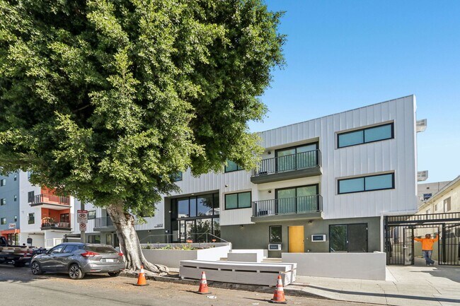 Building Photo - 1422 Tamarind Ave