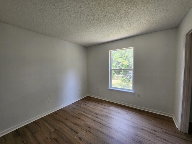Building Photo - Overland Park - Spacious - NAS Jacksonville