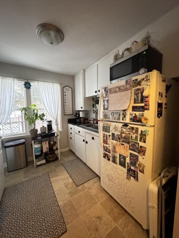 Building Photo - 406 E 9th St