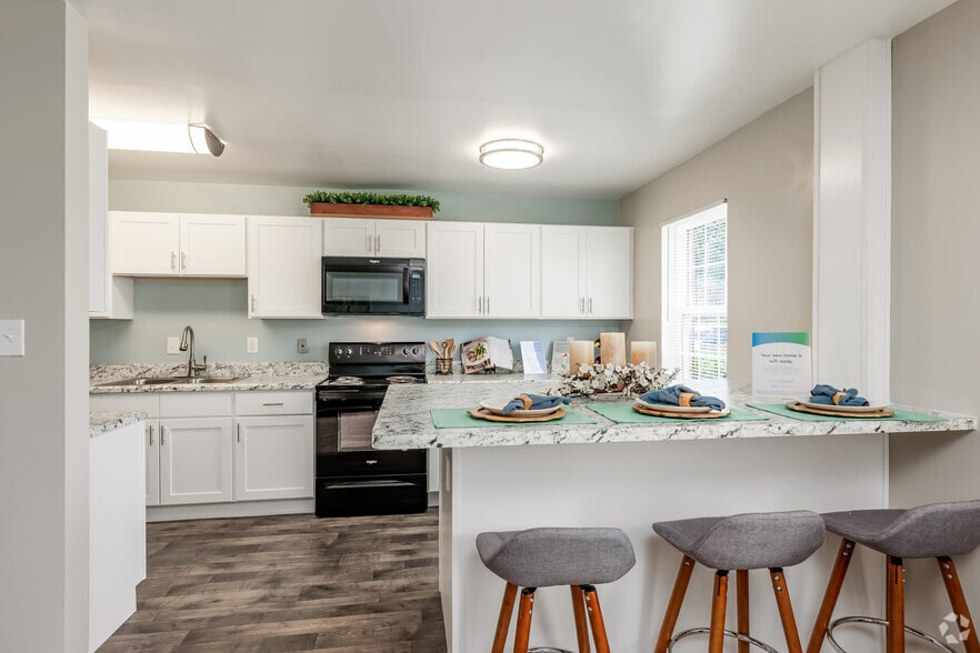 Primary Photo - Mariners Green Apartments