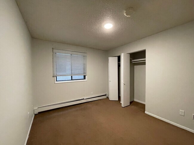 Building Photo - 504 S Van Buren St