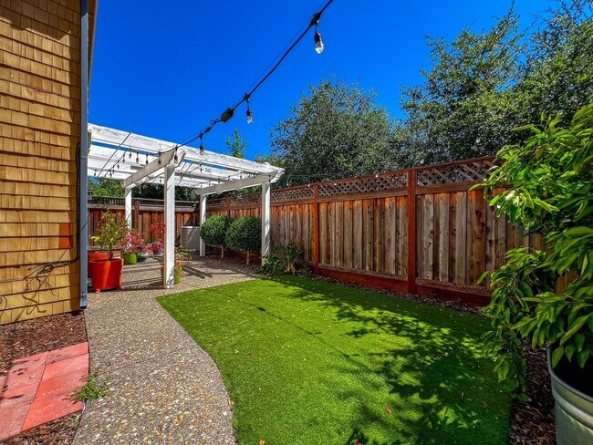 Building Photo - Beautifully Updated 3-Bedroom Home + Bonus Room with Private Backyard Retreat