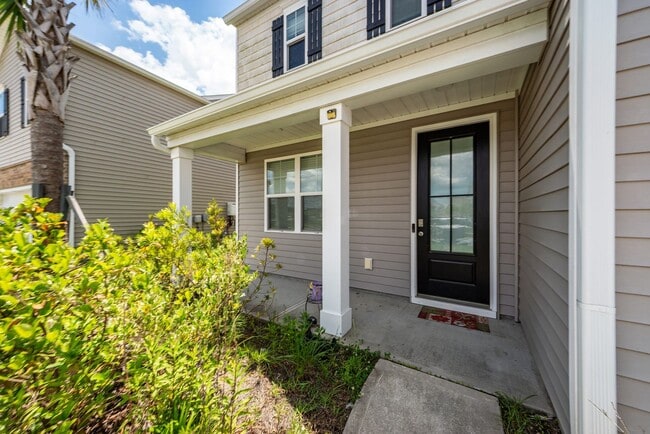 Building Photo - 4 Bedroom 2.5 Bath Home in Cane Bay Planta...