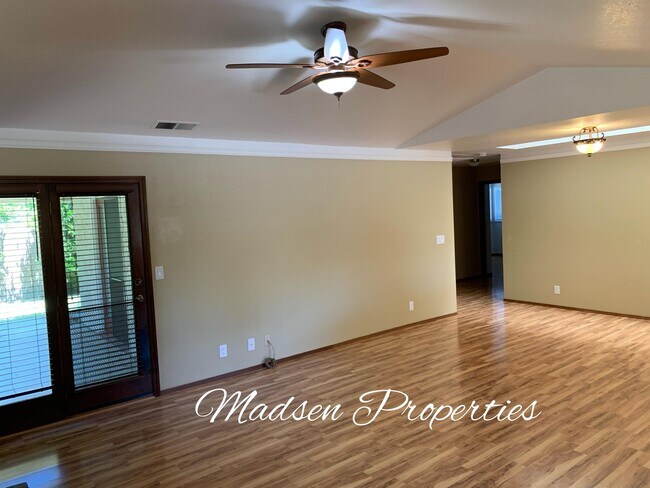 Building Photo - 9 Glenoak Ct