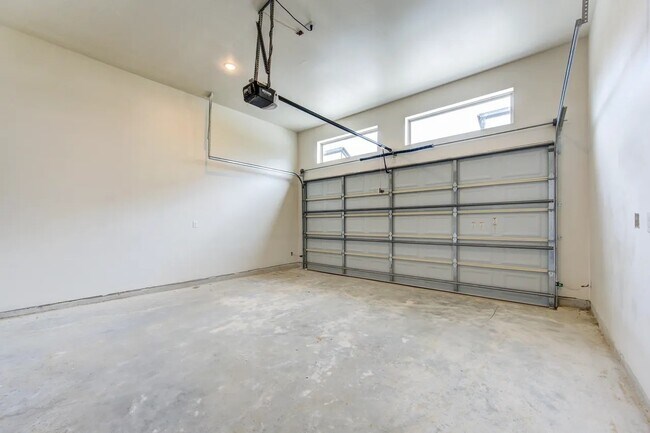 Building Photo - 13902 Bee Flower Ln