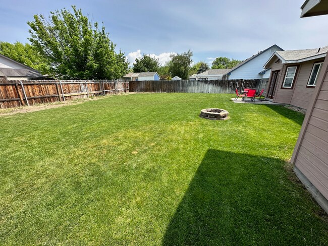 Building Photo - 270 E 15th N St