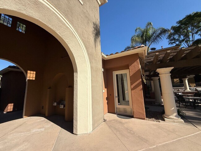 Building Photo - Tri-level 3-bedroom 3-bathroom townhouse located in Chula Vista, CA